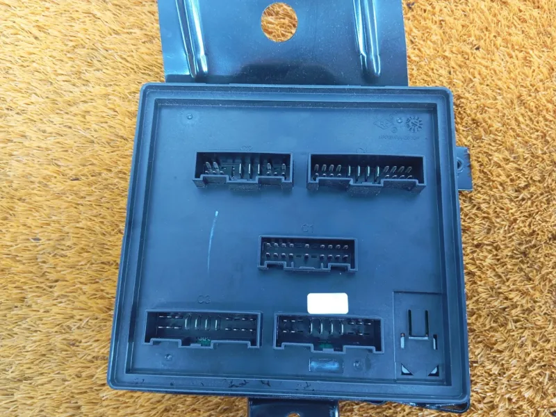 Блок предохранителей под капот