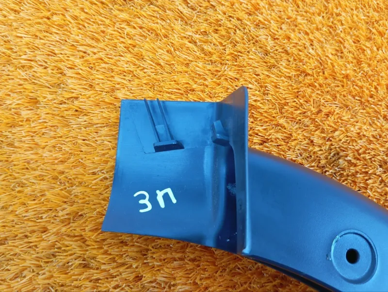 Накладка петли крышки багажника