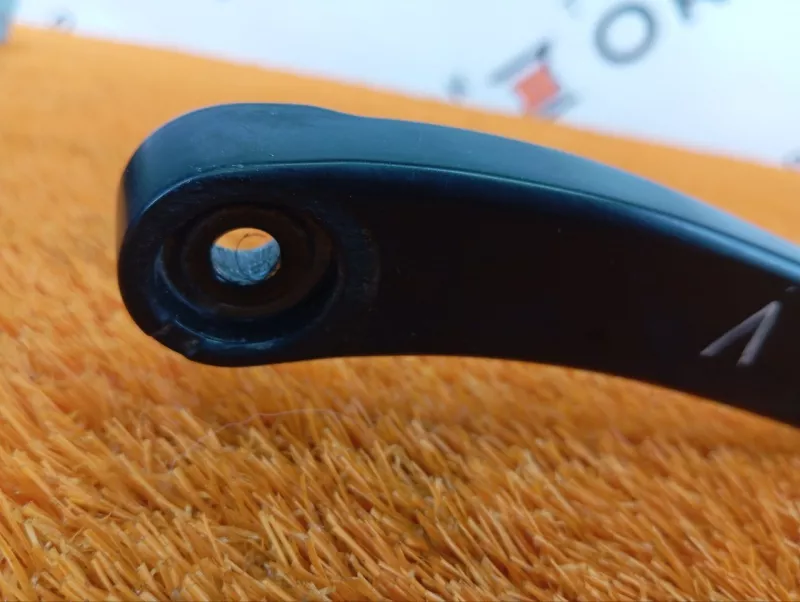 поводок стеклоочистителя