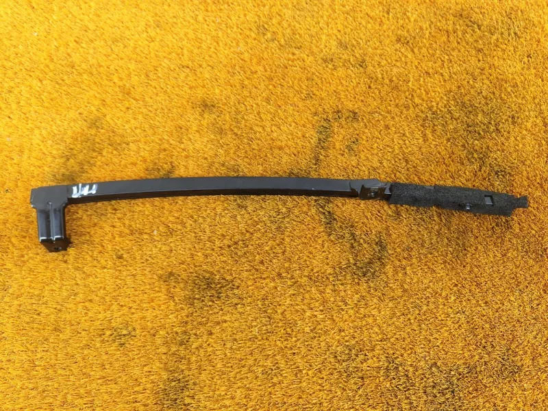 Направляющая стекла двери