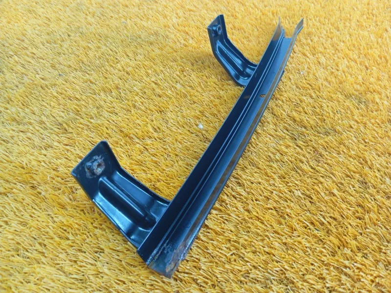 Направляющая стекла двери