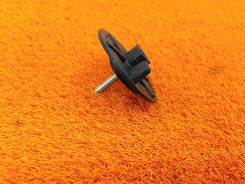 Болт крепления запасного колеса