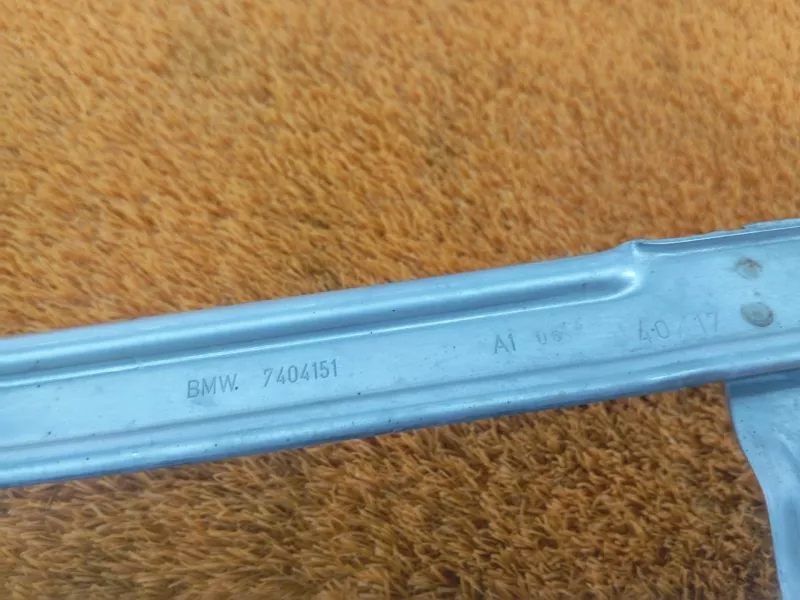 Крепление топливного бака