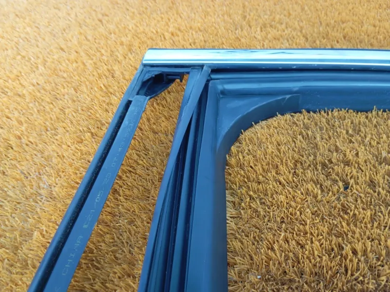 Уплотнитель стекла двери