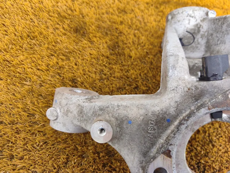 Кулак поворотный