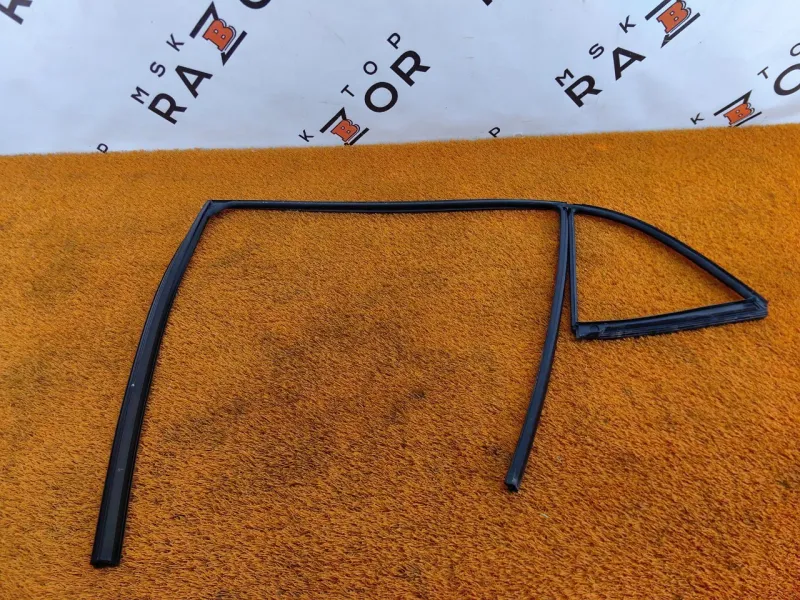 Уплотнитель стекла двери