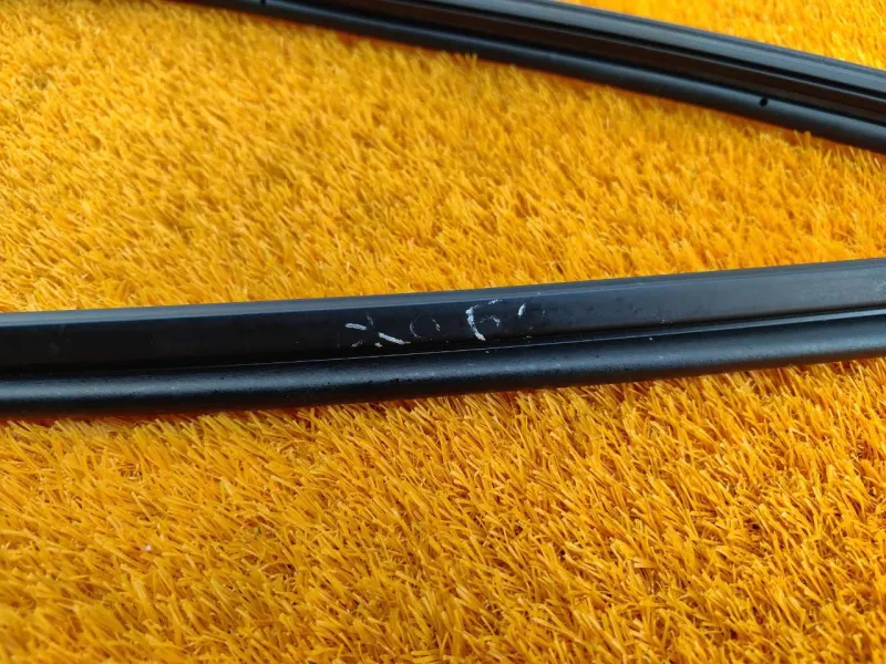 Уплотнитель капота