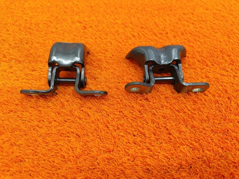 Петля двери