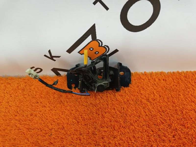 Замок капота