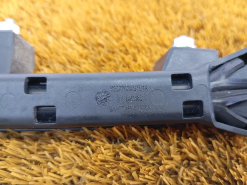 Направляющая стекла двери