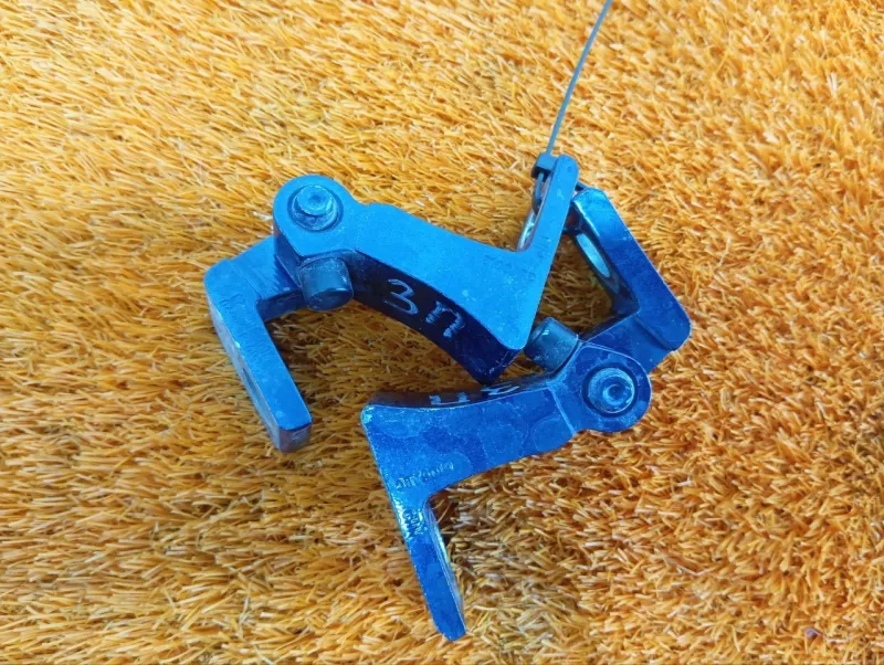 Петля двери