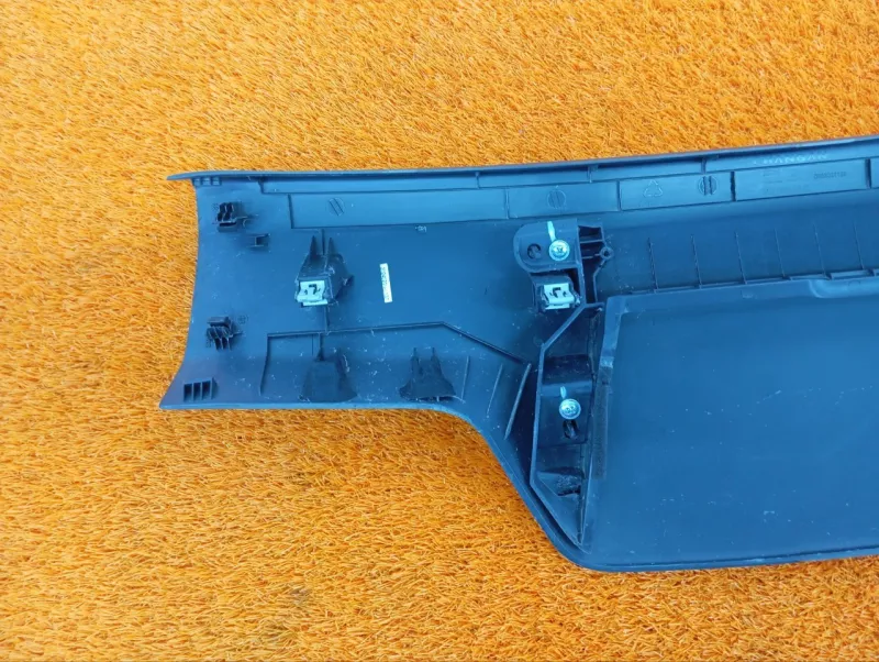 Обшивка двери багажника