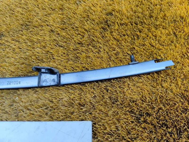 Направляющая стекла двери