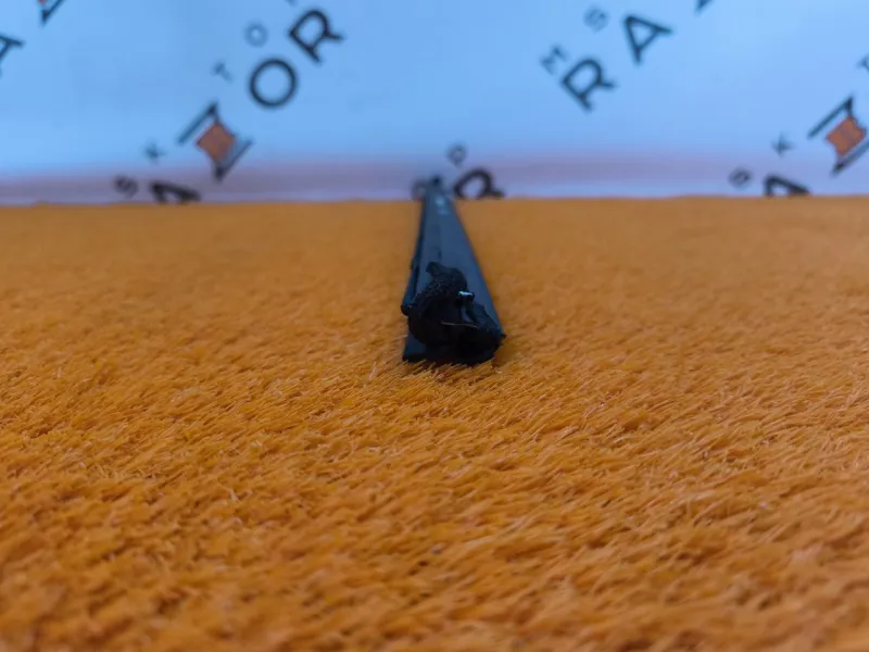 Уплотнитель стекла двери