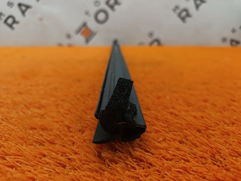 Уплотнитель стекла двери