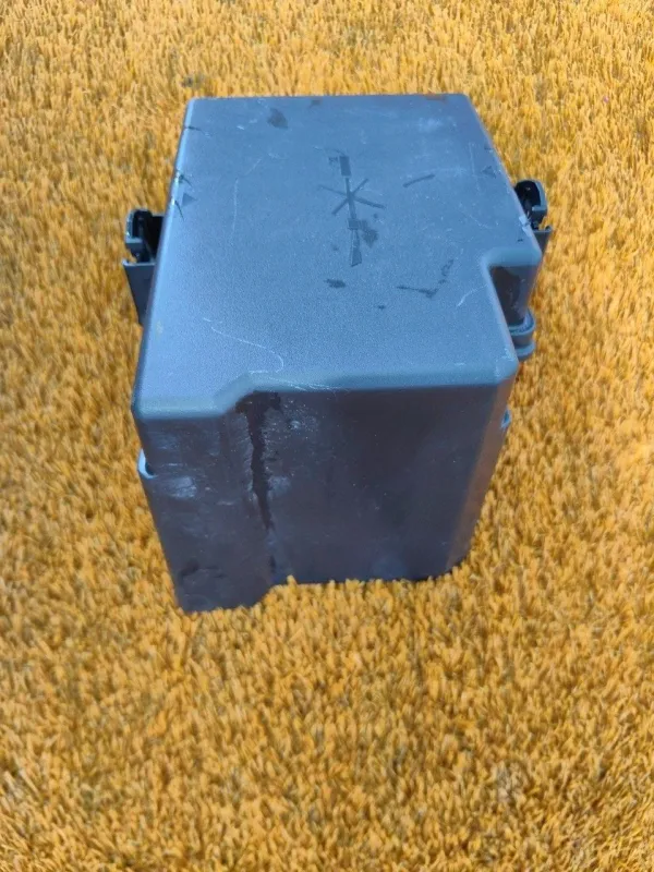 Крышка блока предохранителей