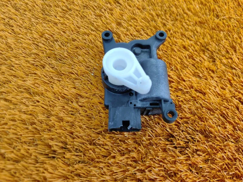 Сервопривод заслонок печки