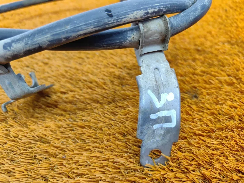 Трос стояночного тормоза