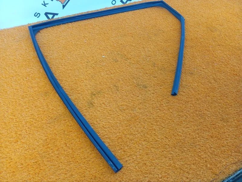 Уплотнитель стекла двери