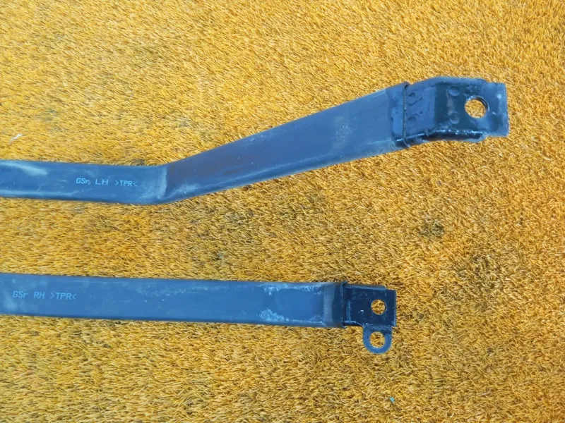 Крепление топливного бака