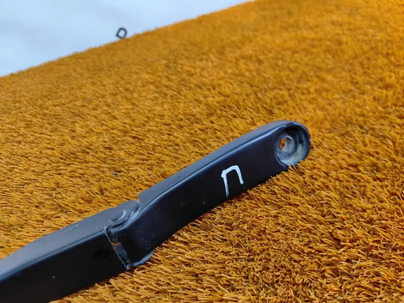 поводок стеклоочистителя