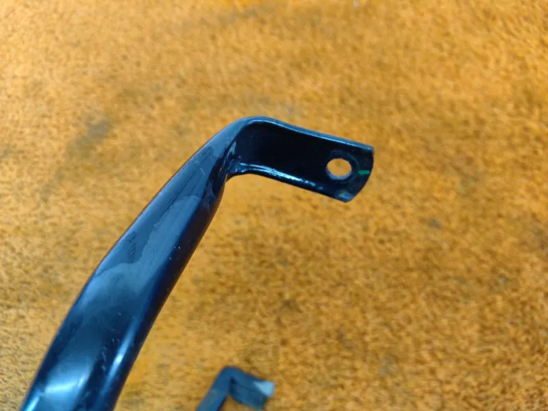 Крепление топливного бака