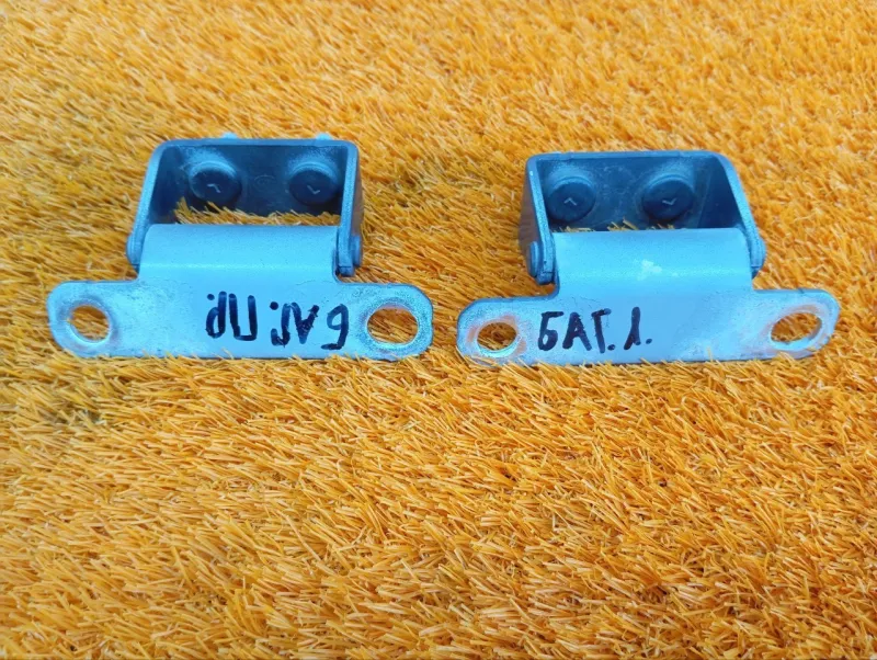 Петля двери багажника