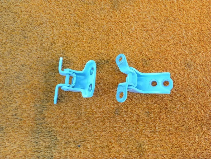 Петля двери