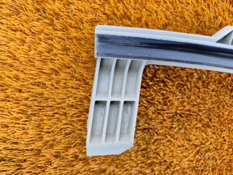 Направляющая стекла двери