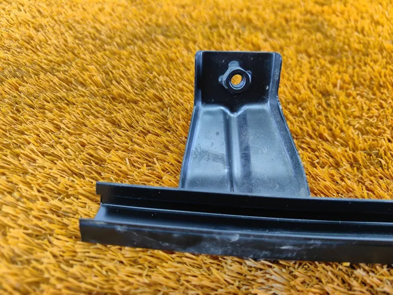 Направляющая стекла двери