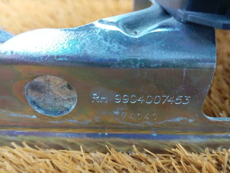 Направляющая шторки багажника