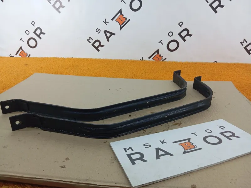 Крепление топливного бака