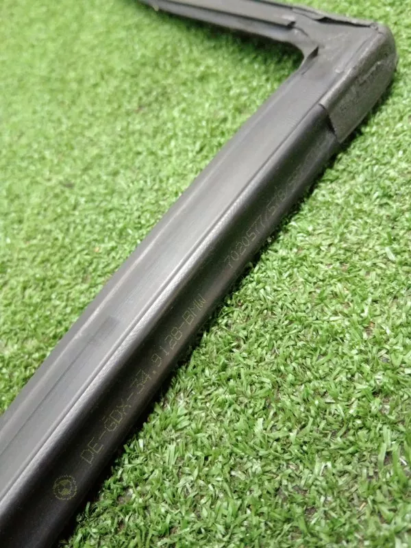 Уплотнитель стекла двери