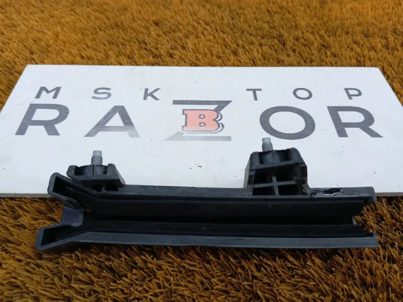 Направляющая стекла двери