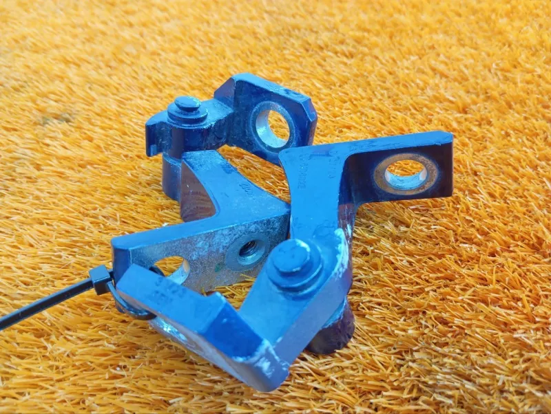 Петля двери