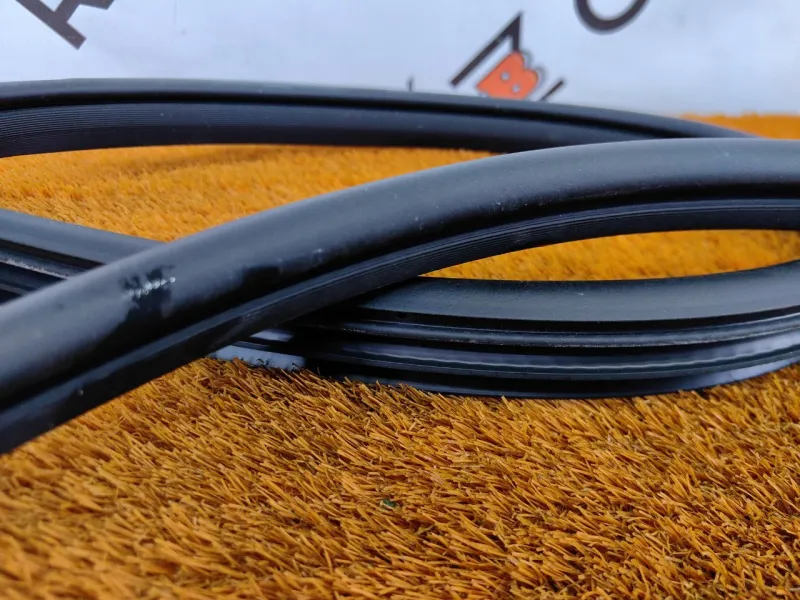 Уплотнитель проема двери