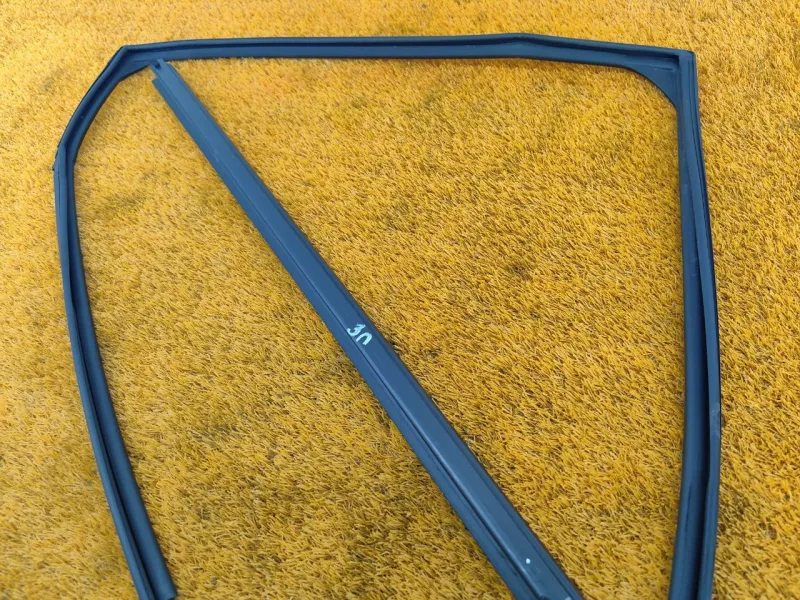 Уплотнитель стекла двери