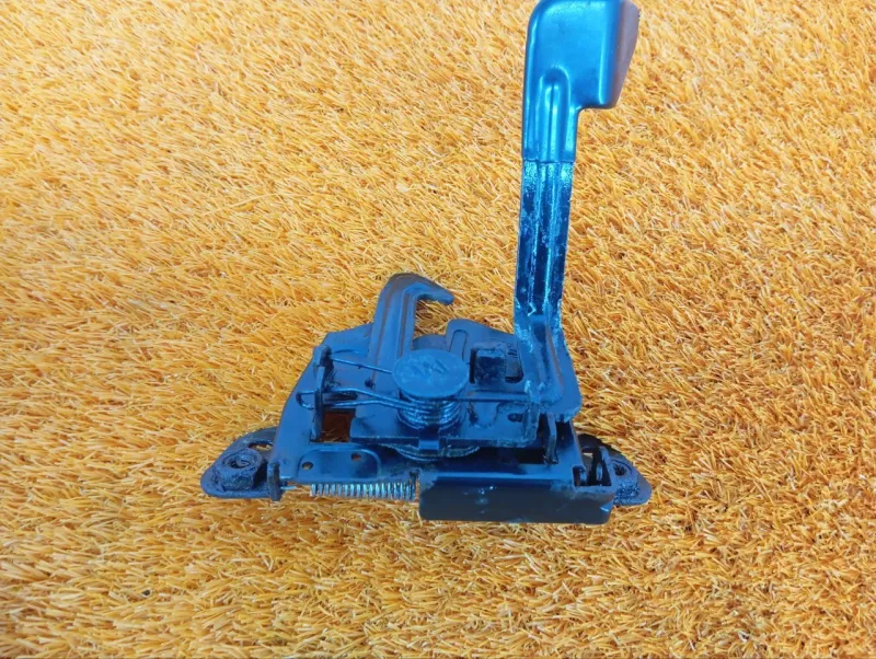 Замок капота