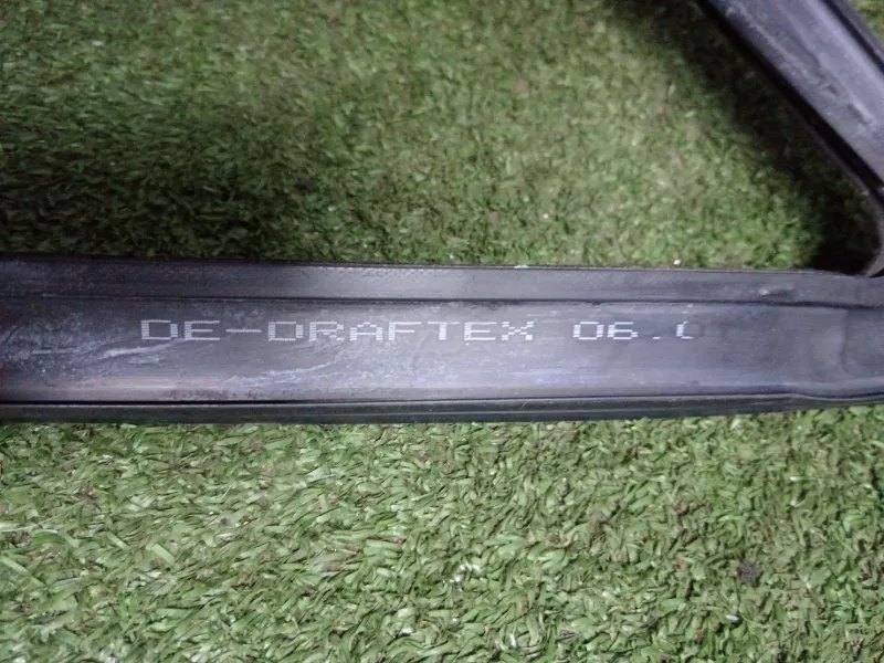 Уплотнитель стекла двери