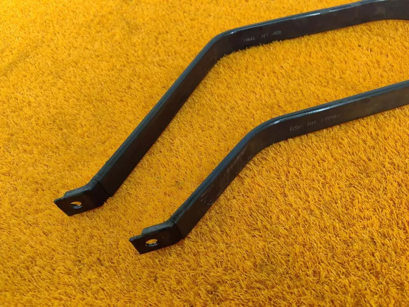 Крепление топливного бака