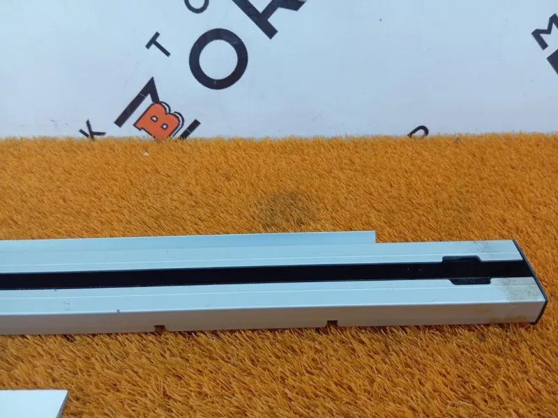 Направляющая шторки багажника