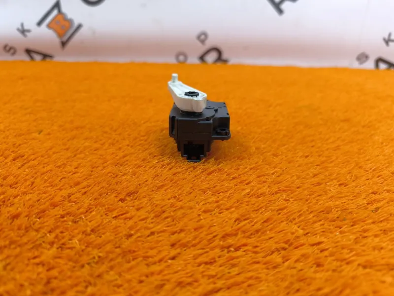 Моторчик заслонки печки