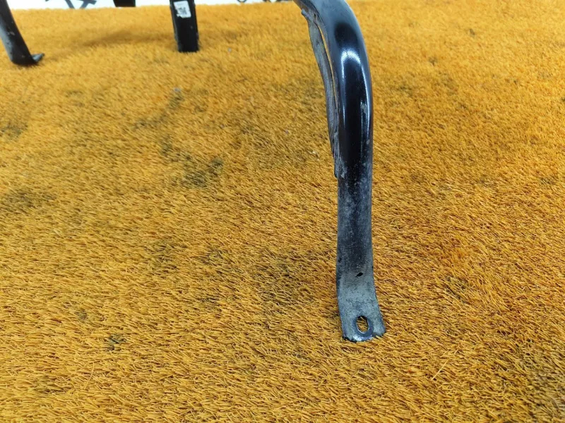 Крепление топливного бака