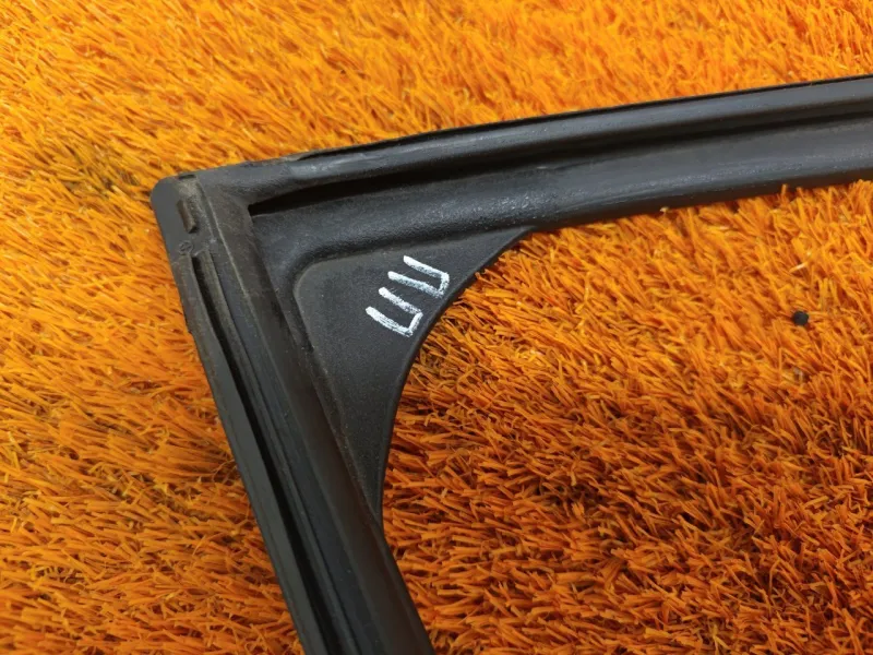 Уплотнитель стекла двери