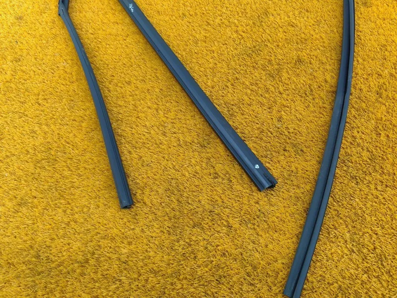 Уплотнитель стекла двери