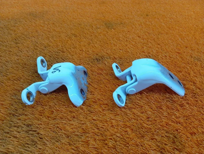 Петля двери