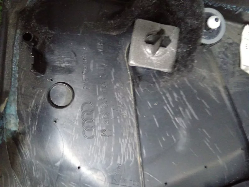 Обшивка двери Audi A4 2009 8K0867104AFWFA B8, передняя правая