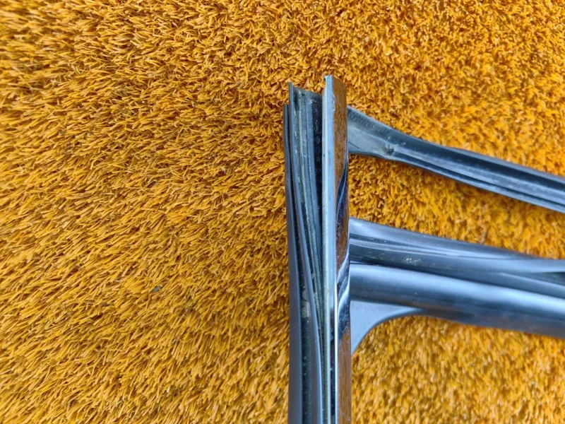 Уплотнитель стекла двери