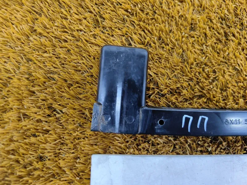 Направляющая стекла двери