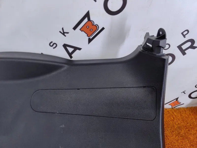 Обшивка крышки багажника